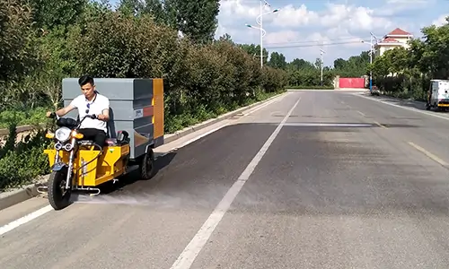 道路高壓清洗車是一款道路沖洗，水掃多用途電動環(huán)衛(wèi)設(shè)備