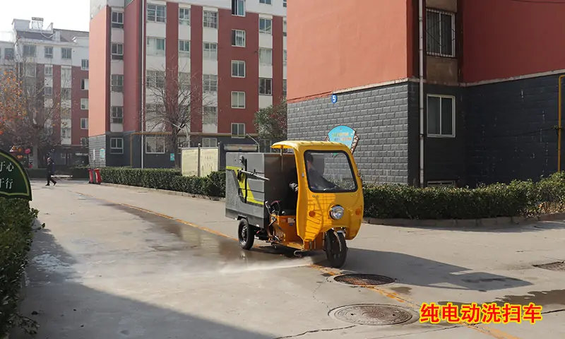 物業(yè)小區(qū)路面清洗有奇招！打破傳統(tǒng)人工打掃，一臺機(jī)器靈活運(yùn)用，實現(xiàn)快速清潔！