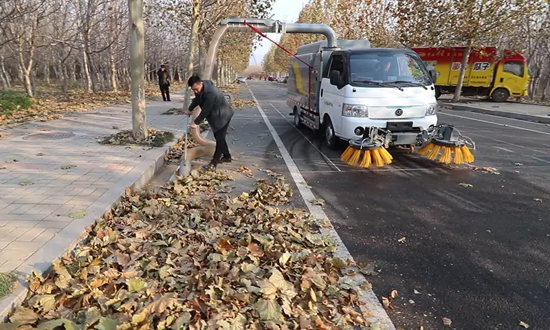 新能源樹(shù)葉收集車(chē)：高效環(huán)保的城市清潔利器